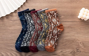 Gros plan de cinq paires de chaussettes vintage en coton à motifs géométriques variés