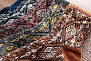 Détails de motifs jacquard rétro et texture en maille épaisse sur chaussettes vintage en coton