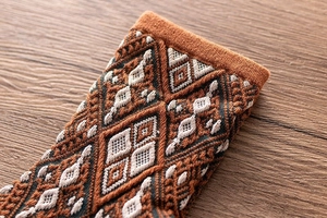 Gros plan de chaussettes en tricot à motifs géométriques rétro avec bord-côte élastique