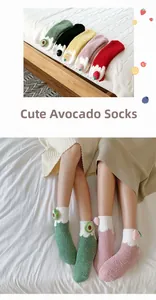 Dicke Korallenvlies-Socken mit süßen 3D-Fruchtmotiven in verschiedenen warmen Farben