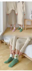 Dicke Korallenfleece-Socken mit Pfirsich- und Avocado-Stickerei für warme Winterfüße