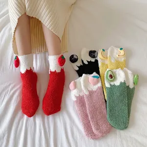 Damen Verdickte Korallenvlies Socken Süße Japanische 3D Frucht Bestickte Mittlere Rohr Schlafsocken Warme Winter Boden Socken