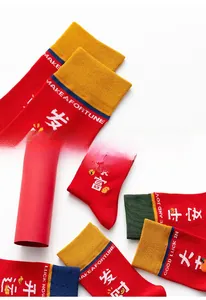 Detailansicht roter Socken zum chinesischen Neujahr mit buntem Bund und Stickerei