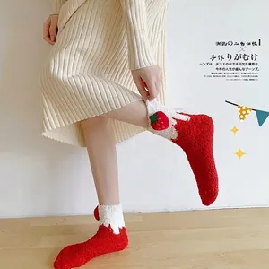 Flauschige Korallenfleece-Socken mit 3D-Erdbeere in warmem Rot-Weiß-Strick