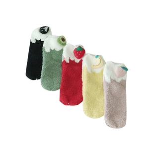Fünf Paar Korallenfleece Thermosocken für Damen mit 3D-Fruchtmustern und Wellenbündchen