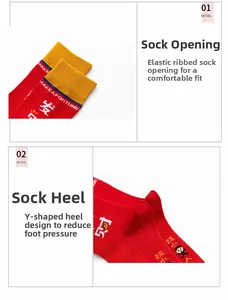 Detail von roten festlichen Socken mit Goldstickerei und klassischen Glücksmotiven