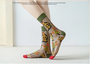 Detailansicht von transparenten Socken mit Vintage-Blumen und süßer Katzenstickerei