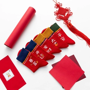 Fünf Paar rote Baumwollsocken zum chinesischen Neujahr mit Glücksstickerei und Geschenkbox