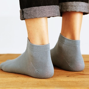 Men's minimalist grey cotton boat socks with ribbed cuffs on wooden floor