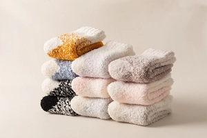 Nahaufnahme kuscheliger Korallenvlies-Socken für den Winter in sieben pastelligen Farben