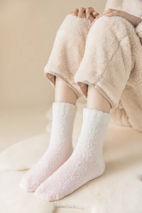 Detailaufnahme weicher weißer Korallenvlies-Socken für Damen, warm und flauschig