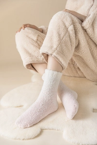 Detailaufnahme der rosa Korallenfleece-Socken mit flauschiger Textur für zu Hause