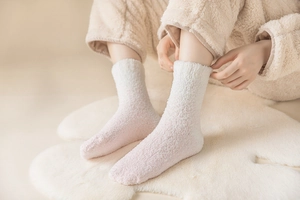 Nahaufnahme weicher Korallenvlies-Socken mit rosa Farbverlauf für gemütlichen Komfort
