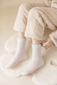 Detailansicht dicker Korallenvlies-Socken mit rosa Farbverlauf für warme Füße