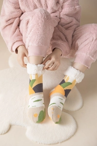 Λεπτομέρεια από παχιά επένδυση fleece sherpa σε ζεστές ισοθερμικές κάλτσες σπιτιού