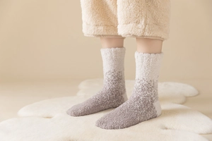 Nahaufnahme dicker Korallenfleece-Wintersocken mit weichem Plüsch-Design in zwei Farben