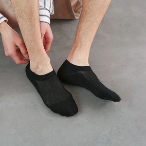 Primo piano di calzini bassi in rete nera traspirante da uomo con design antiscivolo