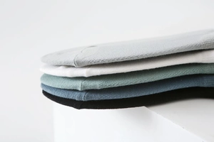 Primo piano di cinque paia di calzini traspiranti in cotone in grigio bianco verde blu e nero