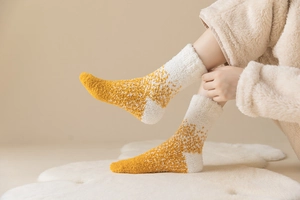 Detailaufnahme flauschiger Korallenvlies-Wintersocken mit gelb-weißen Punkten