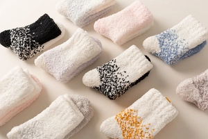 Detailansicht weicher Korallenvlies-Wintersocken in verschiedenen Pastellstreifen