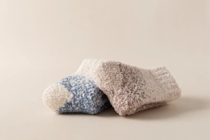 Detail von weichen Korallenvlies-Wintersocken aus blauem und braunem Thermomaterial