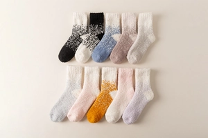 Flache Ansicht farbenfroher dicker Korallenvlies-Socken in zehn sanften Pastelltönen