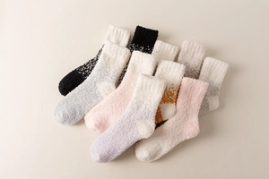 Detailansicht der bunten Korallenvlies-Socken mit weicher Plüschtextur und dicker Wollhaptik