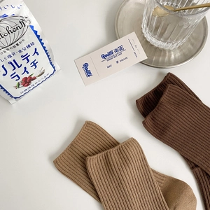 Vertical ribbed cotton socks for women in caramel and dark brown solid colors