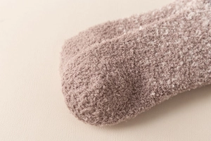 Detailaufnahme der weichen Korallenvlies-Wintersocken in Lavendel mit Plüschtextur