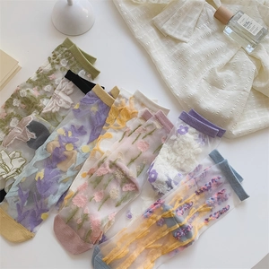 Transparante sokken met bloemenborduurwerk in pastelkleuren en lavendel-madeliefjespatronen