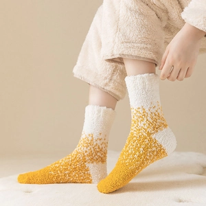 Warme Korallenfleece-Wintersocken für Damen in flauschigem gelb-weißem Patchwork-Design