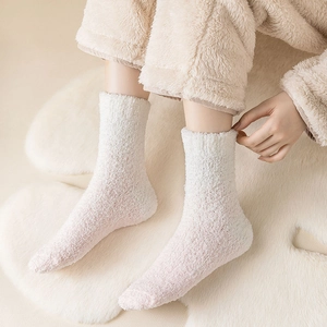 Plüschige Korallenvlies Wintersocken in Cremeweiß für Komfort zu Hause und zum Schlafen