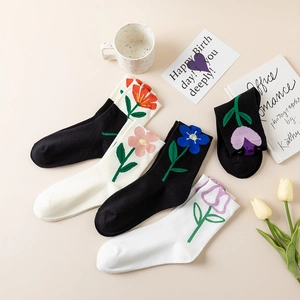 Women Cute Cotton Crew Socks With 3D Floral Pattern Breathable Simple Knitted Mid Tube Casual Socks For Autumn Daily Wear
