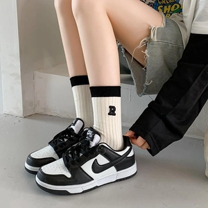 Japanese style R letter embroidered socks paired with classic black and white low-top sneakers