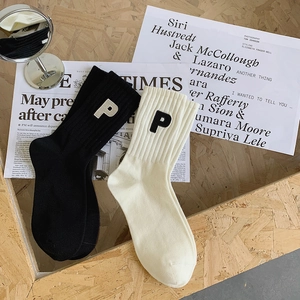 Chaussettes mi-mollet en coton avec broderie lettre P sur fond bois