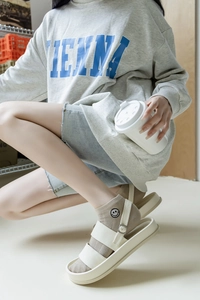 Détail de sandales blanches à plateforme avec boucles et chaussettes à broderie smiley