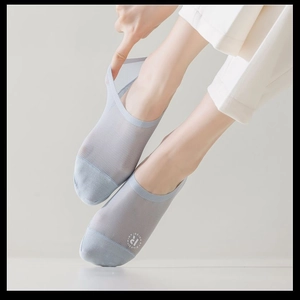 Women's light blue ice silk invisible boat socks with mesh vents and silicone anti-slip