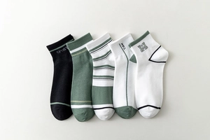Detail view of five pairs of breathable cotton sports socks with letter print and ribbed cuffs