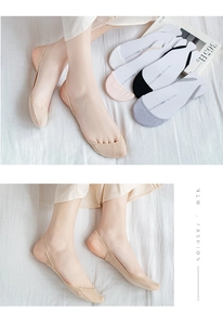 Gros plan sur des chaussettes invisibles ultra-basses pour femmes en diverses couleurs