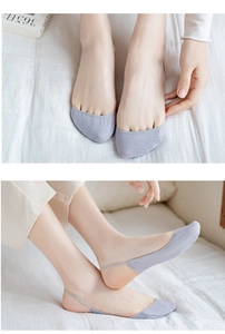 Vue détaillée de chaussettes invisibles gris clair avec brides élastiques
