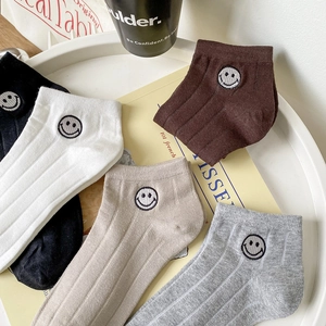 Cinq paires de socquettes en coton avec broderie smiley mignonne en couleurs neutres assorties