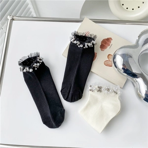 Baumwollsocken mit Spitzenborte und Perlen in Schwarz und Beige mit Rippstrickmuster