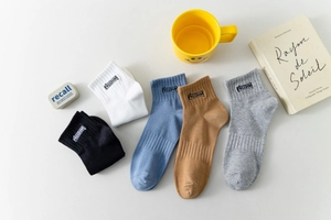Détail de chaussettes en coton colorées avec inscription Freedom en gros plan