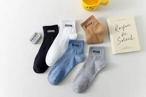 Détail de cinq paires de chaussettes en coton avec broderie Freedom sur bord-côte