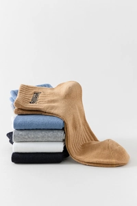 Vue détaillée de chaussettes en coton côtelé avec broderie FREEDOM en couleurs