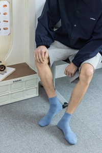 Chaussettes homme bleu clair à bords côte présentées dans un cadre décontracté