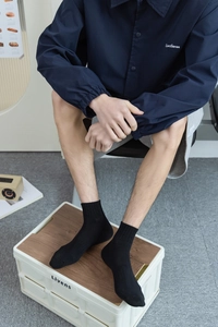 Gros plan détaillé des chaussettes tricotées noires pour hommes avec bords élastiques