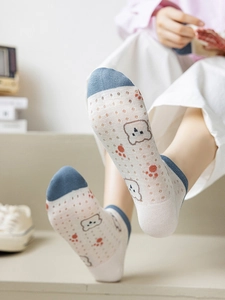 Detailed knit of cute cartoon bear and paw patterns on the sole of breathable bamboo socks