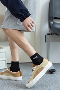 Chaussures en toile kaki pour hommes avec chaussettes noires brodées Freedom en détail