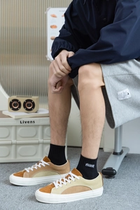 Détail de baskets en toile patchwork pour hommes avec chaussettes noires brodées